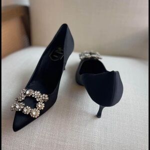 Roger Viver Flower Strass Buckle pumps in Satin Black